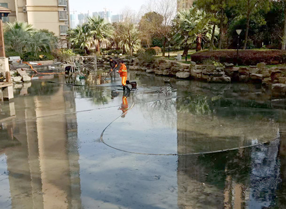 吉隆景观池淤泥清理