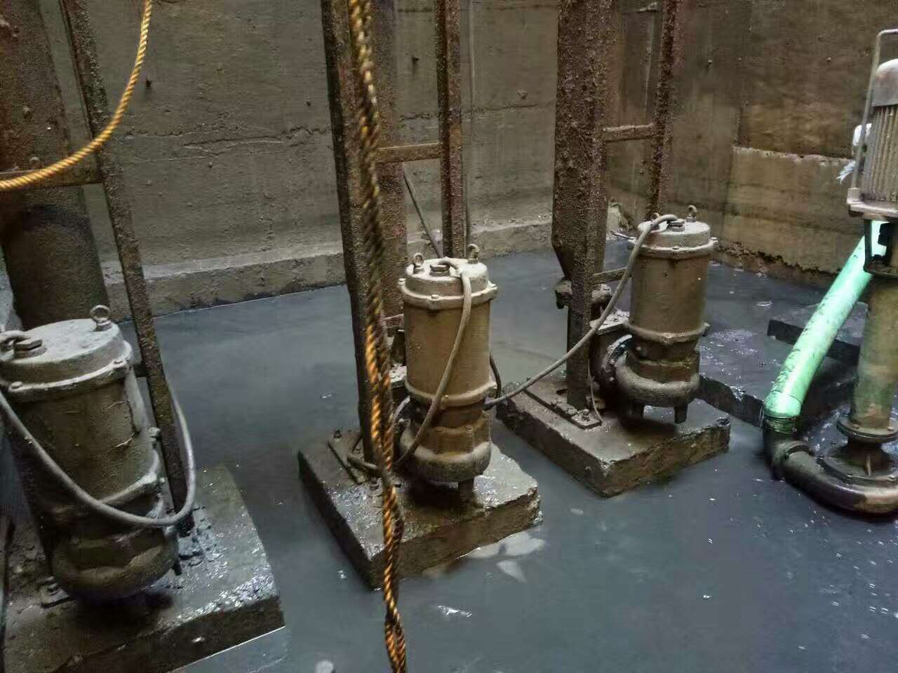 吉隆污水池清理