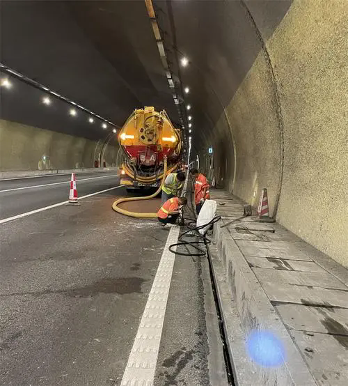 吉隆隧道排水渠清淤